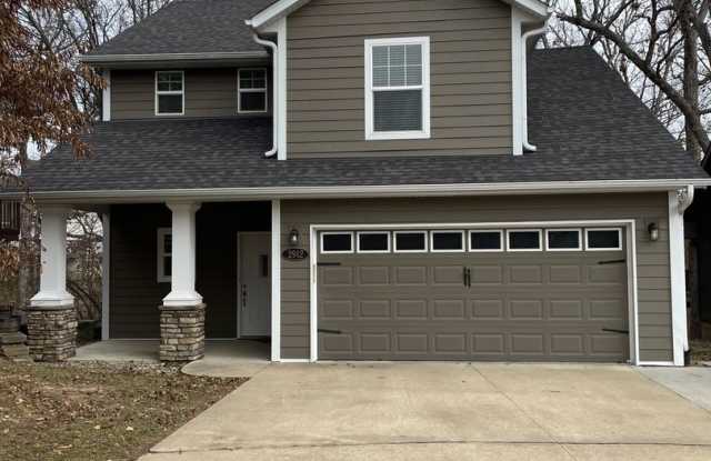 Custom Built 3 bed 2.5 bath Home Nestled Among the Trees - 2912 Bluegrass Court, Columbia, MO 65201