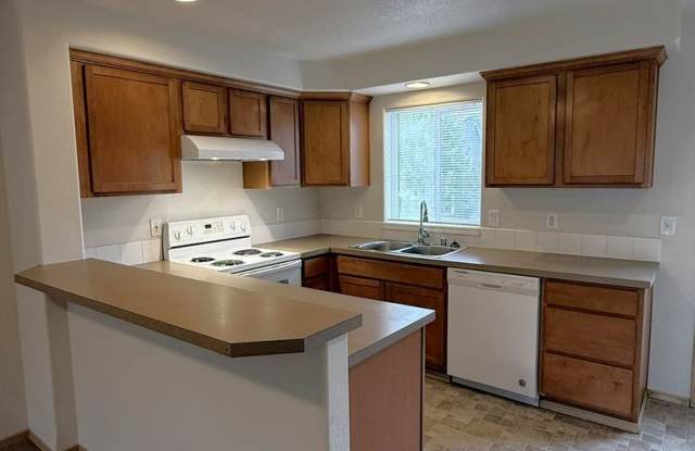 3 Bed / 3 Bath Updated Townhome | Garage + Fenced Yard | HALF OFF 2nd Month! Gallery 3