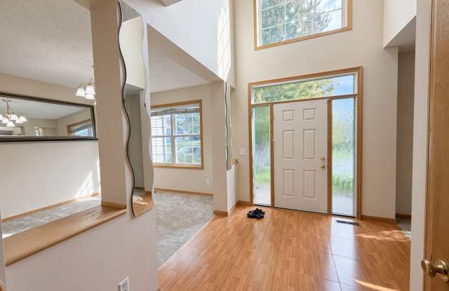 Rare 7Bed 4.5Bath Home in Woodbury, Right on The Golf Course. Gallery 4