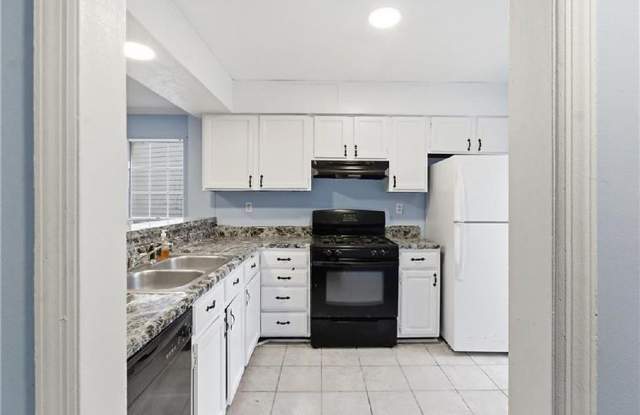 Room in 2 Bedroom Home at Glynn Oaks Dr photos photos