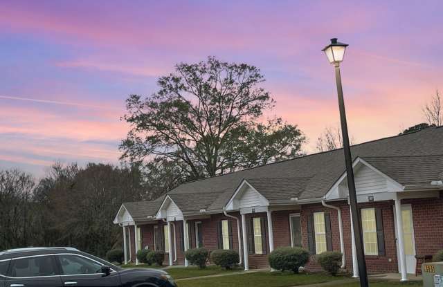 Single Level Home************Beautiful 1 Bedroom Villa************Brick Building Gallery 3