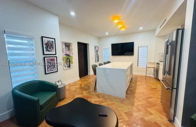 905 SW 13th Ct Gallery 3