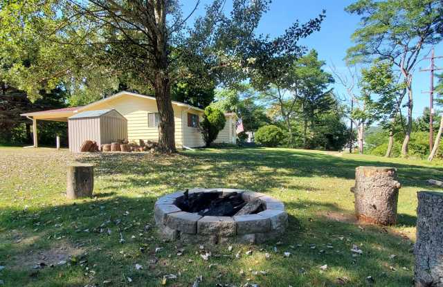 Off-Season Charming 3-Bedroom, 1.5-Bathroom Fully Furnished Rental Gallery 4