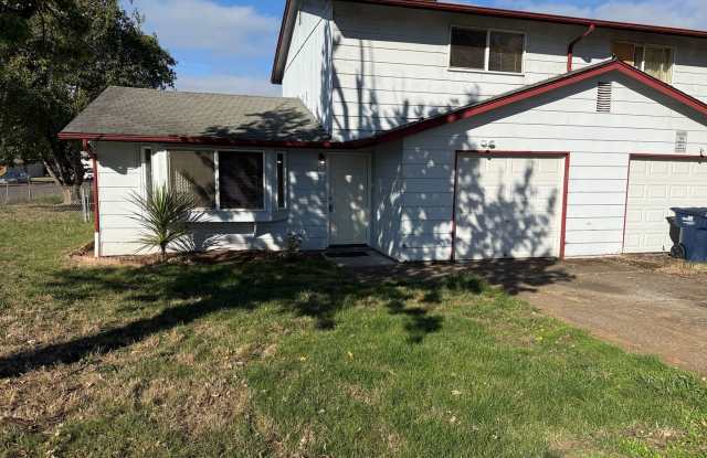 2 bed 1 1/2 bath duplex in Springfield! Gallery 1