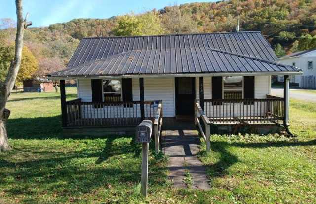 122 Gilley Avenue W - 122 Gilley Avenue West, Big Stone Gap, VA 24219