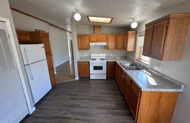 313 Ricker St. - 313 Ricker Street, Waterloo, IA 50703