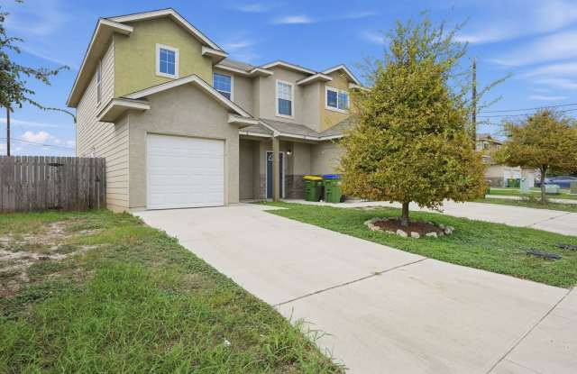 Charming 3-Bedroom Townhome in Selma | Private Fenced Yard + Garage! Gallery 4