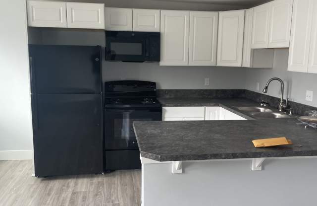 225 Poplar Street - 8 photos photos