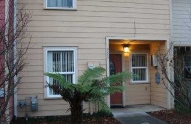 Cute, Cozy, convenient Arcata 3 bedroom townhouse with small fenced yard, laundry photos photos Cute, Cozy, convenient Arcata 3 bedroom townhouse with small fenced yard, laundry photos photos