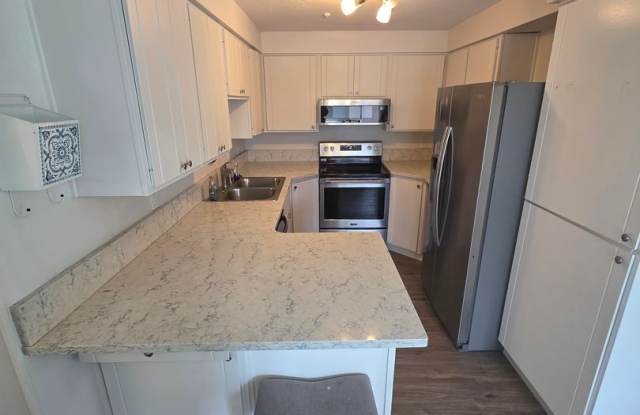 Spacious 4 bedroom 3 bathroom townhouse! photos photos