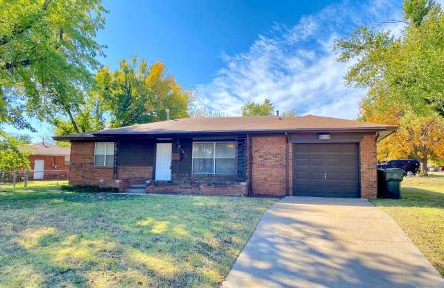 Spacious 3 bed 1 bath with easy access to I-40! - 2417 North Towry Drive, Midwest City, OK 73110