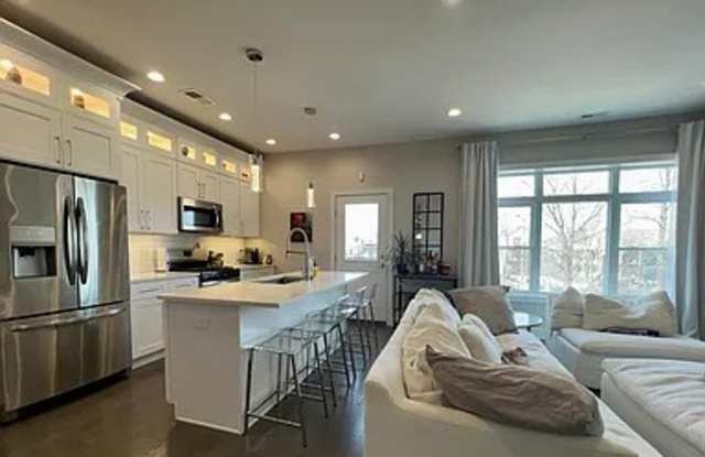 6409 South Ellis Avenue Gallery 3
