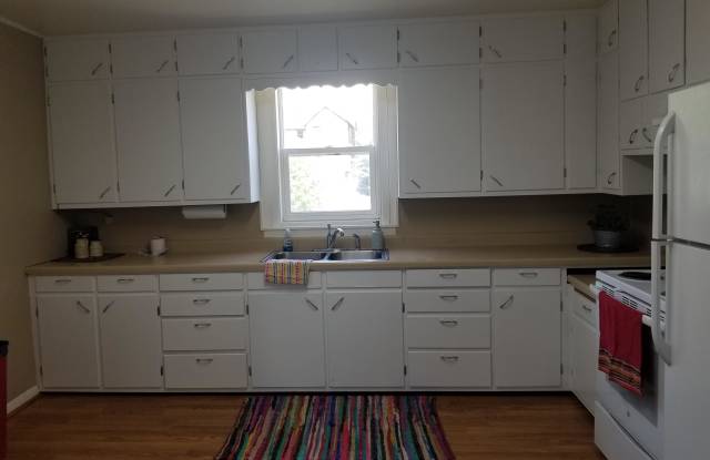 250 N. Railroad St. - 2 photos photos