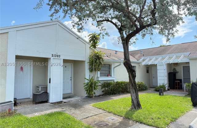 21393 NE 8th Ct Gallery 2