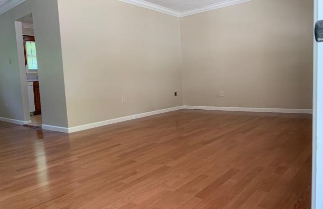 Available now -- 3 Bedroom 1.5 Bath DUPLEX in Maryville City Gallery 4