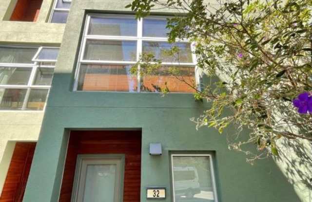Modern Split-Level Townhome 2 Bedroom, 2 Bath in Emeryville Gallery 1