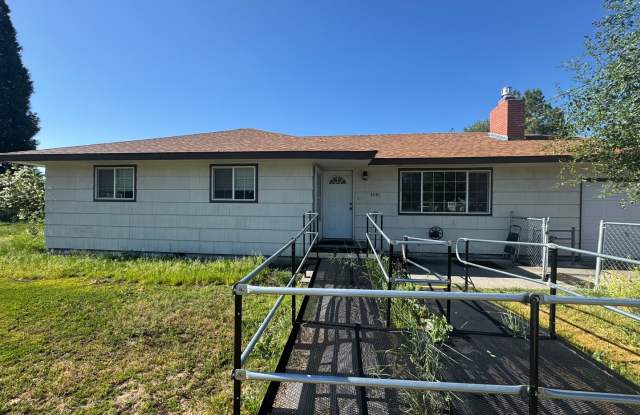3 bed 1 bath with large back yard - sewer included in monthly rent photos photos