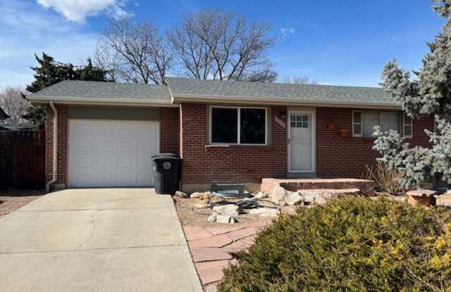 Lovely 5-bedroom, 2-1/2 bath home. Centrally-located in Longmont with convenient access to shopping and Highway 287. photos photos