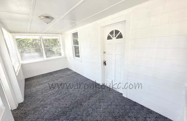 1108 South Harris Avenue Gallery 3
