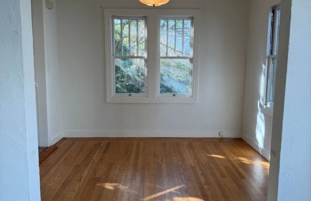 Beautiful Spanish townhouse with parking and in unit laundry! - 958 Bayview Avenue, Oakland, CA 94610
