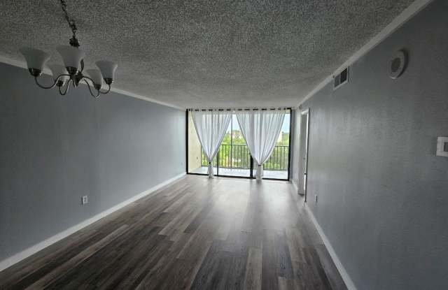 900 Cove Cay Dr Gallery 3