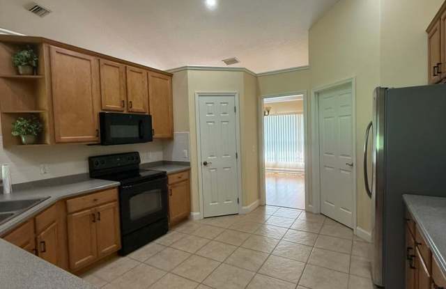Large 4 bedroom, 3 bathroom, 2 car garage in cul-de-sac Gallery 3