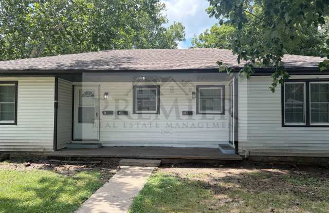 1316 N Main St unit A, Independence MO 64050// Ranch Style Duplex// 2 Beds 1 bath// Rent: $1150 Deposit: $1150 photos photos