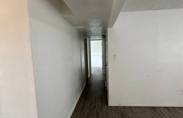 Charming Downstairs apartment Gallery 4
