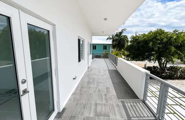 229 West Seaview Circle Gallery 1