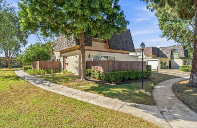 Beautifully Remodeled Townhouse with Stunning Modern Finishes! Gallery 3