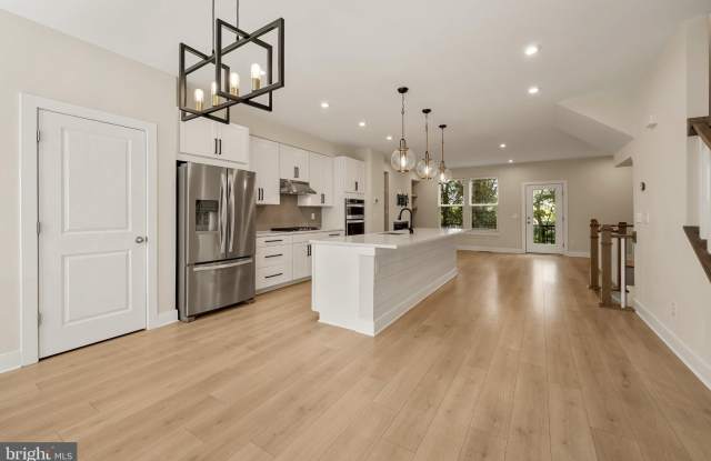 1021 S TAYLOR Court Gallery 1