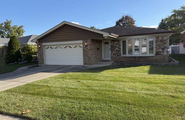 585 Leahy Circle - 585 Leahy Circle, Des Plaines, IL 60016