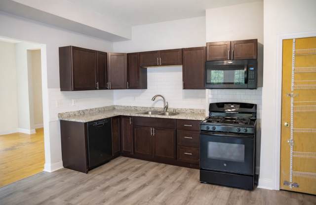 Como 7 Bed 4 Bath House ~ Spacious Open Concept Kitchen/Dining/Living Area~ Available September 2026 - Garage Parking Gallery 4