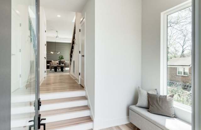 Walkable East Nashville Luxury With Private Courtyard & Tesla Charger Gallery 3