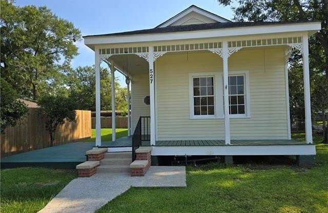 527 W 25TH Avenue - 527 West 25th Avenue, Covington, LA 70433
