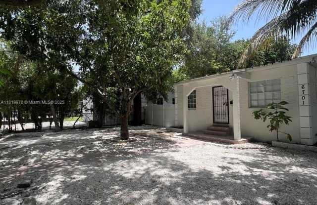 6701 NE Miami Pl photos photos