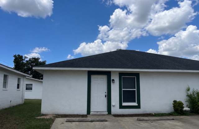 SPACIOUS 2BR/1BA Duplex w/ Vaulted Ceilings photos photos