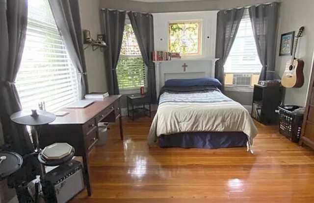 Nicely updated 3 bed unit with in unit laundry! Gallery 3