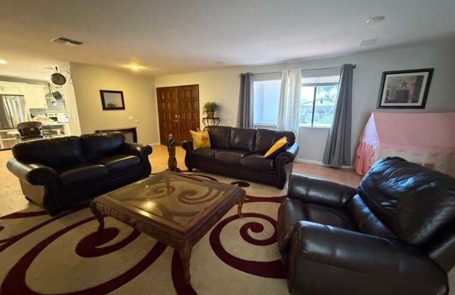 3 Bdrm Furnished Winter Rental with Utilities included, Near center of town Gallery 4