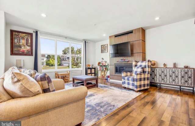 Spacious 4BR Townhome in Warrington photos photos