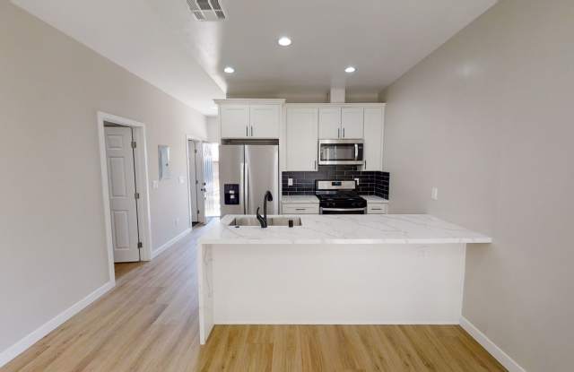 4BD/2BA, HUGE Yard! Gallery 4