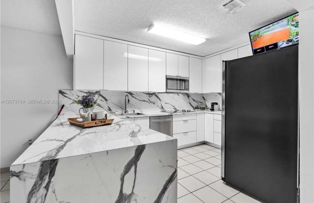 980 W 43rd Place, Hialeah, FL 33012 - 7280 Gallery 1