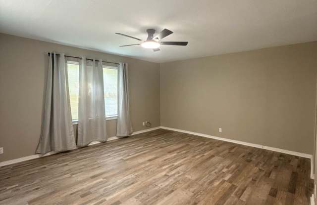 Updated 2 Bedroom 1 Bath - Corner Lot Gallery 3