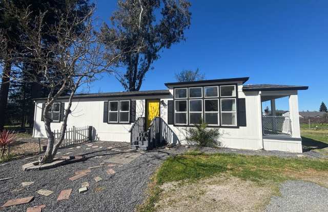 Single Level 3 Bedroom 2 Bathroom Home located just minutes from both Windsor and Larkfield w/ Utilities Included photos photos