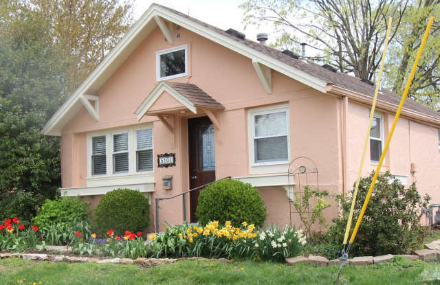 1 Bedroom 1 Bath Beautifully Renovated House In Roeland Park photos photos