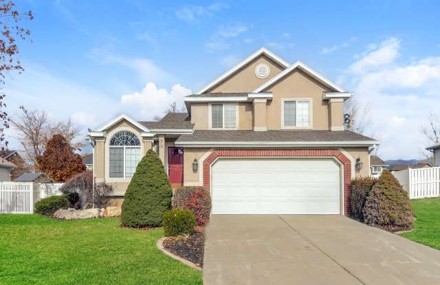 Comfortable 4 bed, 3 bath Family Home With Garage  Pet-Friendly Living! - Available on May 11th! photos photos