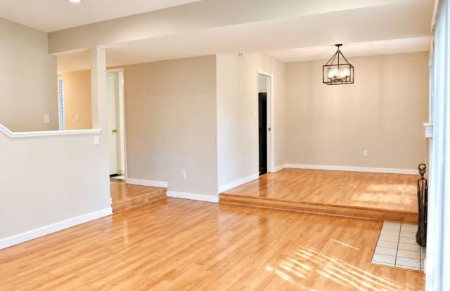 Large 3 bedroom Townhome with Community Pool and Garage Gallery 3