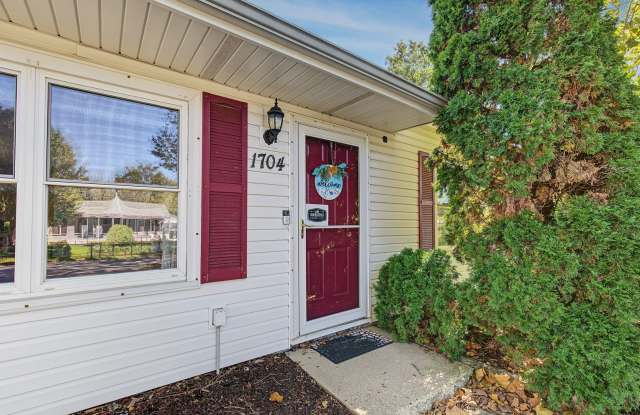 Charming 3-Bedroom Home with Fenced Yard, Two Patios & Detached Garage! (sublease offer through 7/31/27) Gallery 3