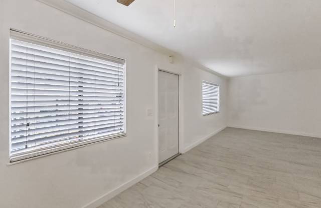 ** ABACO BAY ** 2 BED / 2 BATH CONDO - COMPLETELY RENOVATED! - BAYSHORE DISTRICT - ANNUAL RENTAL Gallery 4