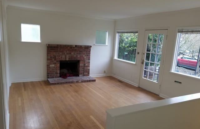 2207 N 39th St - 2207 North 39th Street, Seattle, WA 98103